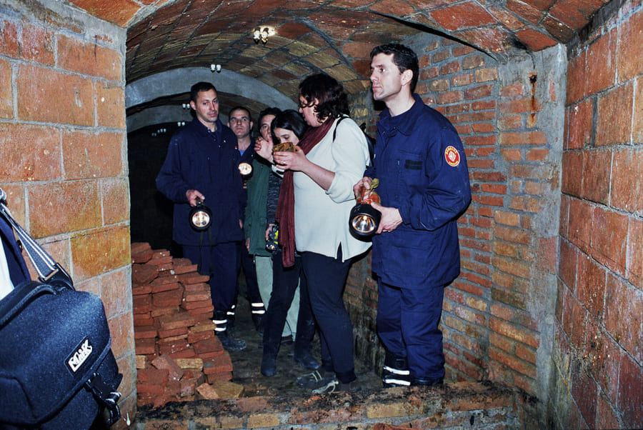 Fotografia a color de l'interior del refugi amb visitants