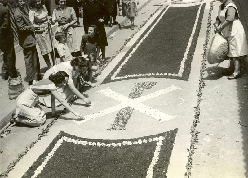 Fotografia antiga de la festivitat del Corpus a Gràcia