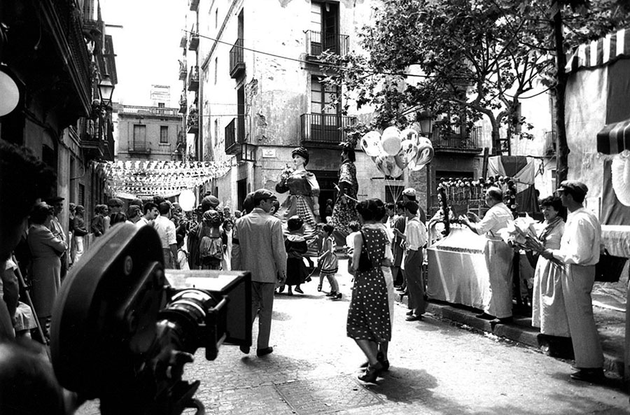 Imatge antica en blanc i negre festa popular al carrer